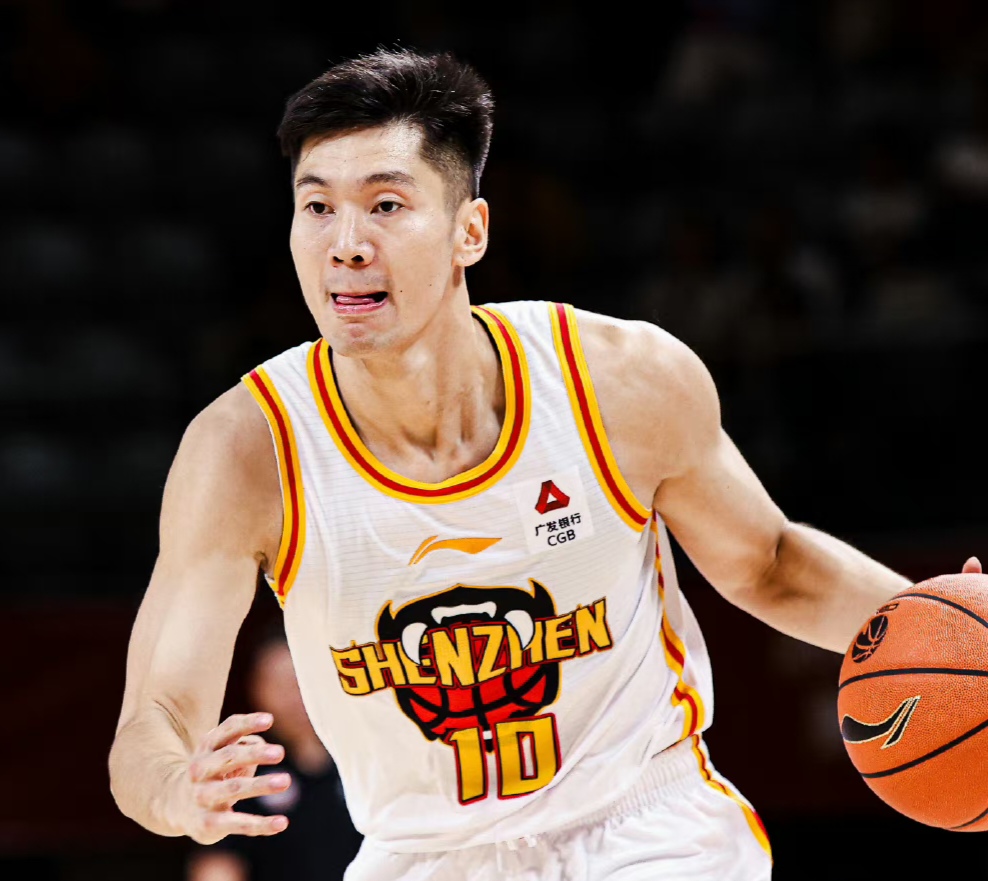深圳男篮迎亚冠关键赛；赛后队长鼓劲；信心回归；数据趋势出现新变化(为什么男足叫国足)