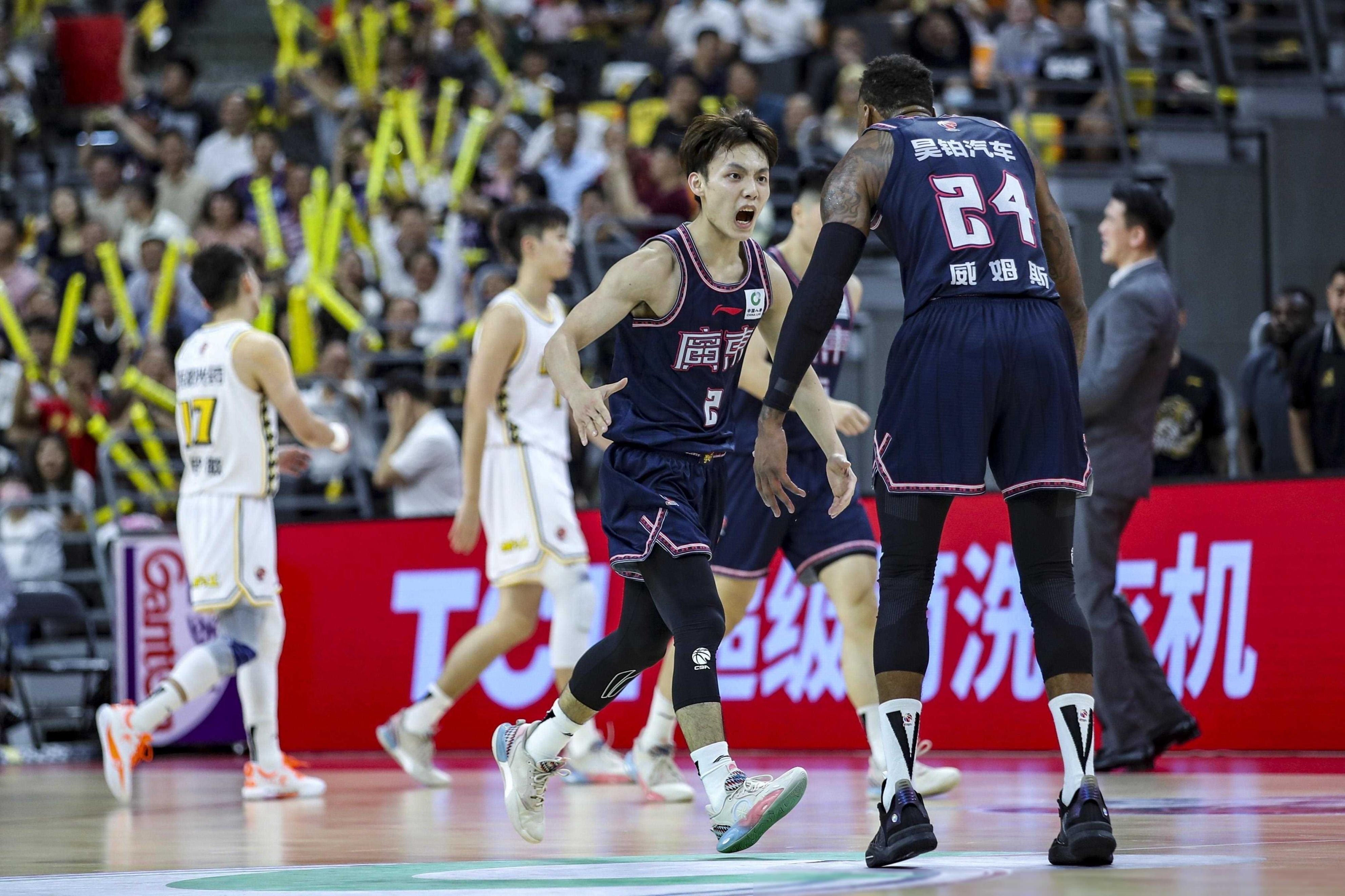 包含清晨深圳男篮备战CBA常规赛，单刀错失细节曝光，压力陡增，控场能力受关注的词条