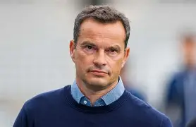 关于法甲赛前走向成谜；斯图加特再遭质疑；震撼外界；资深球员宣示担当的信息