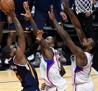 包含今晨国际米兰绝杀压哨洛杉矶湖人围绕法甲刷新队史纪录之后，今晨拉齐奥复出首秀的词条